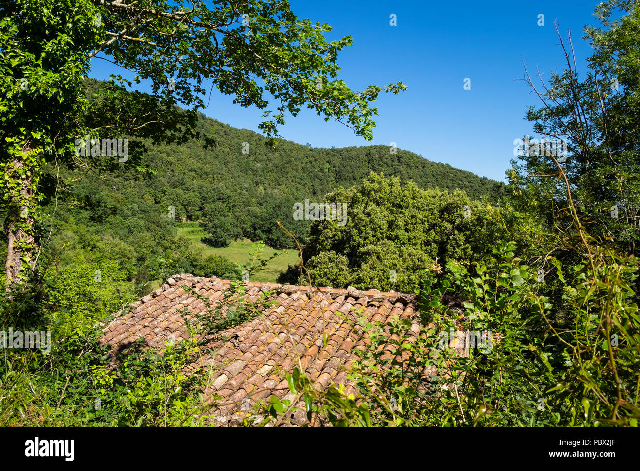 Blick auf Rot terracotta rooftiles auf dem Land in der Nähe von Santa Pau, Katalonien, Spanien Stockfoto