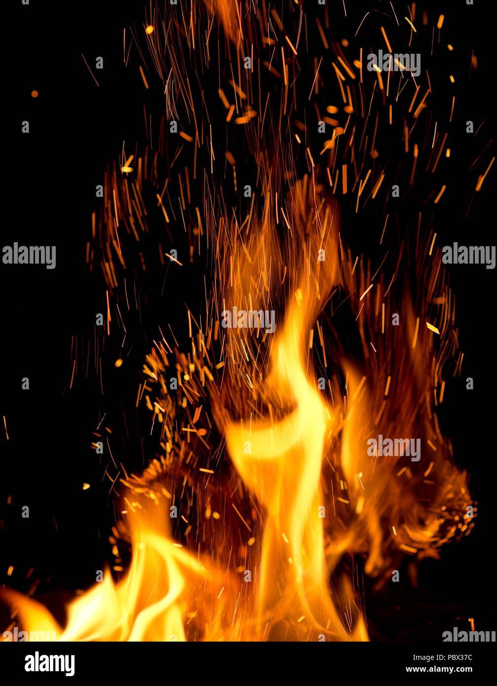 Feuer flammen mit Funken auf schwarzem Hintergrund Stockfoto