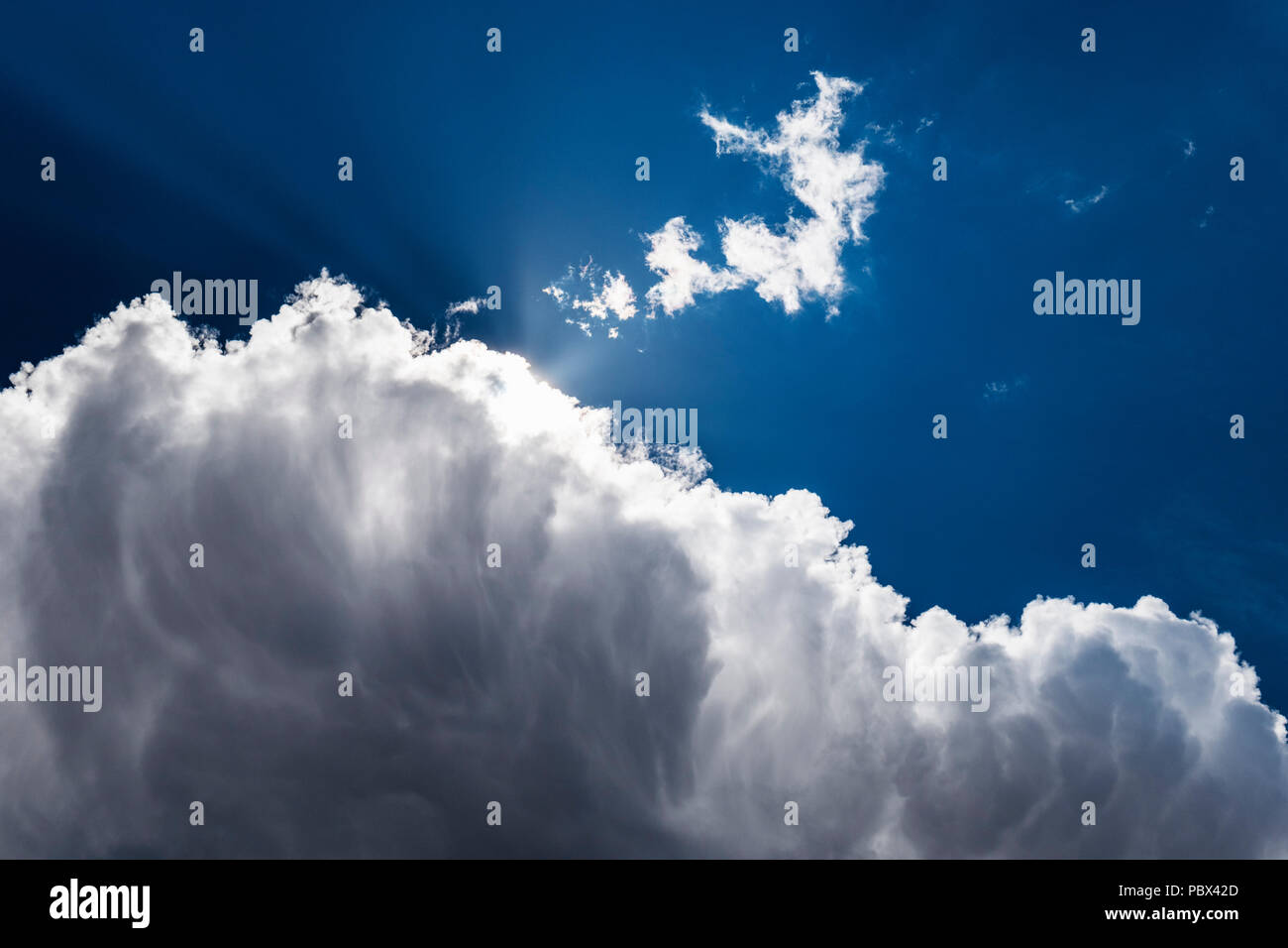 Dramatischer Hintergrundbeleuchtung cumulous Wolken; zentrale Colorado, USA Stockfoto