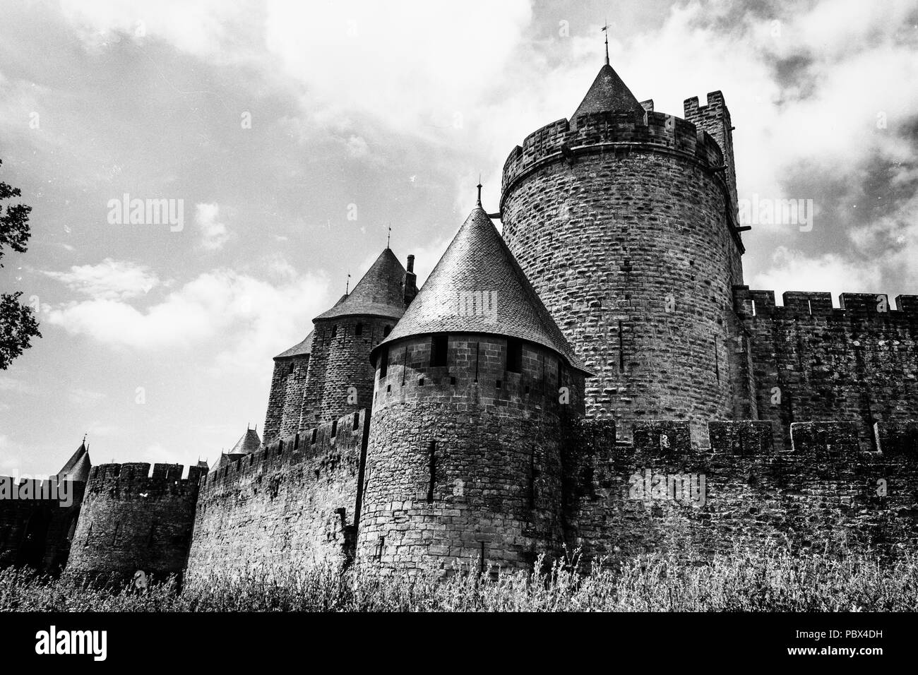 Die mittelalterliche Cité von Carcassonne, Französisch Departement Aude, Occitanie Region, Frankreich. Die äußeren Wände, Wälle, Türme und Türmen. Stockfoto