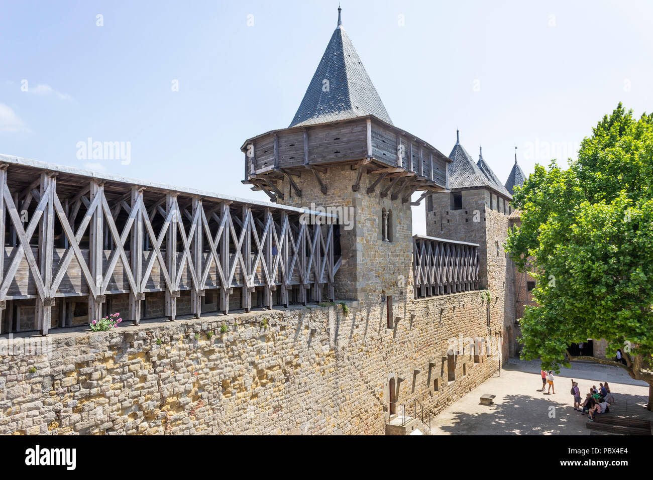 Die mittelalterliche Cité von Carcassonne, Französisch Departement Aude, Occitanie Region, Frankreich. Tour des Casernes im Château Comtal. Stockfoto
