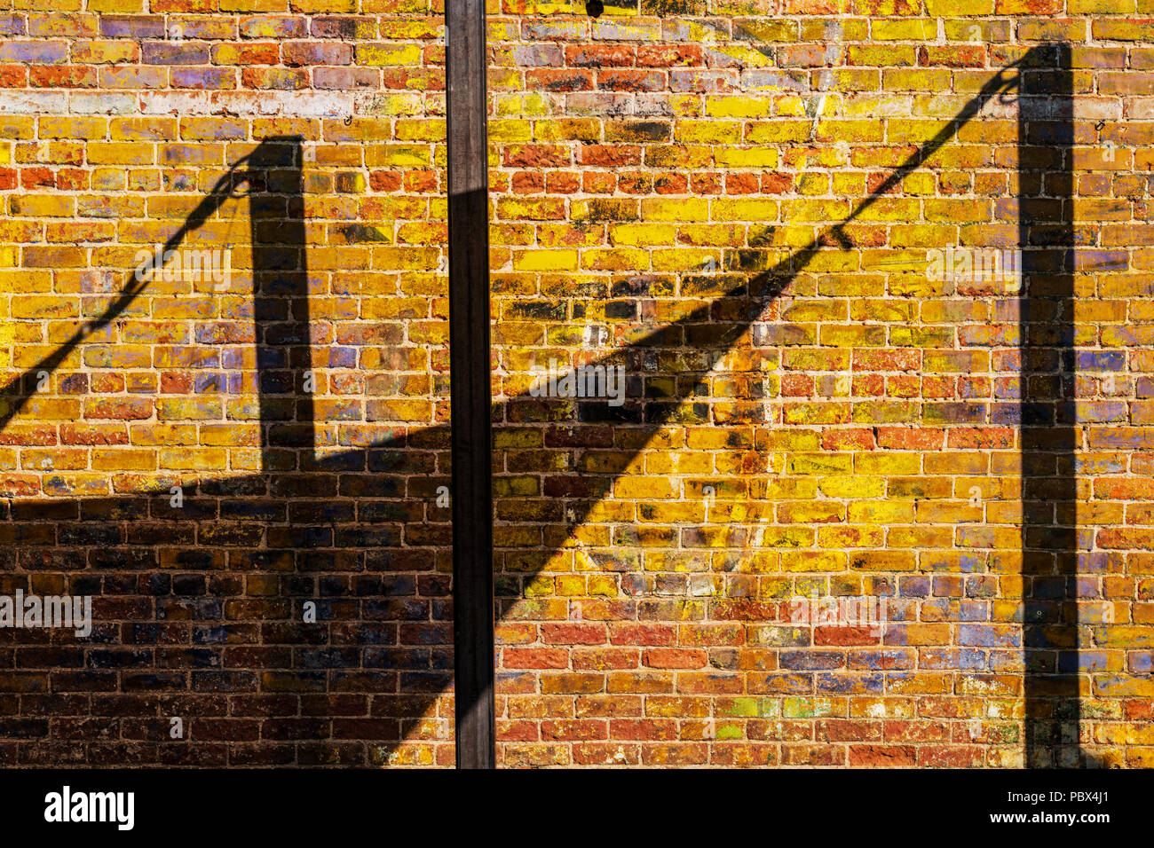 Alte Schilder gemalt auf der Ziegelfassade des Fritz; lokale Cafe, Bar & Restaurant; Salida, Colorado, USA Stockfoto
