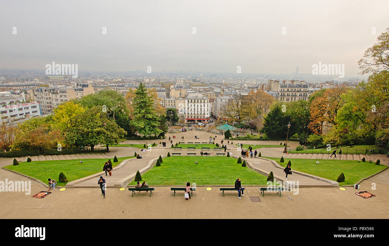 Blick auf Treppen auf Quadrat Louise Michel in die Innenstadt von Paris vom Montmartre Hill an einem bewölkten Tag mit smog Stockfoto