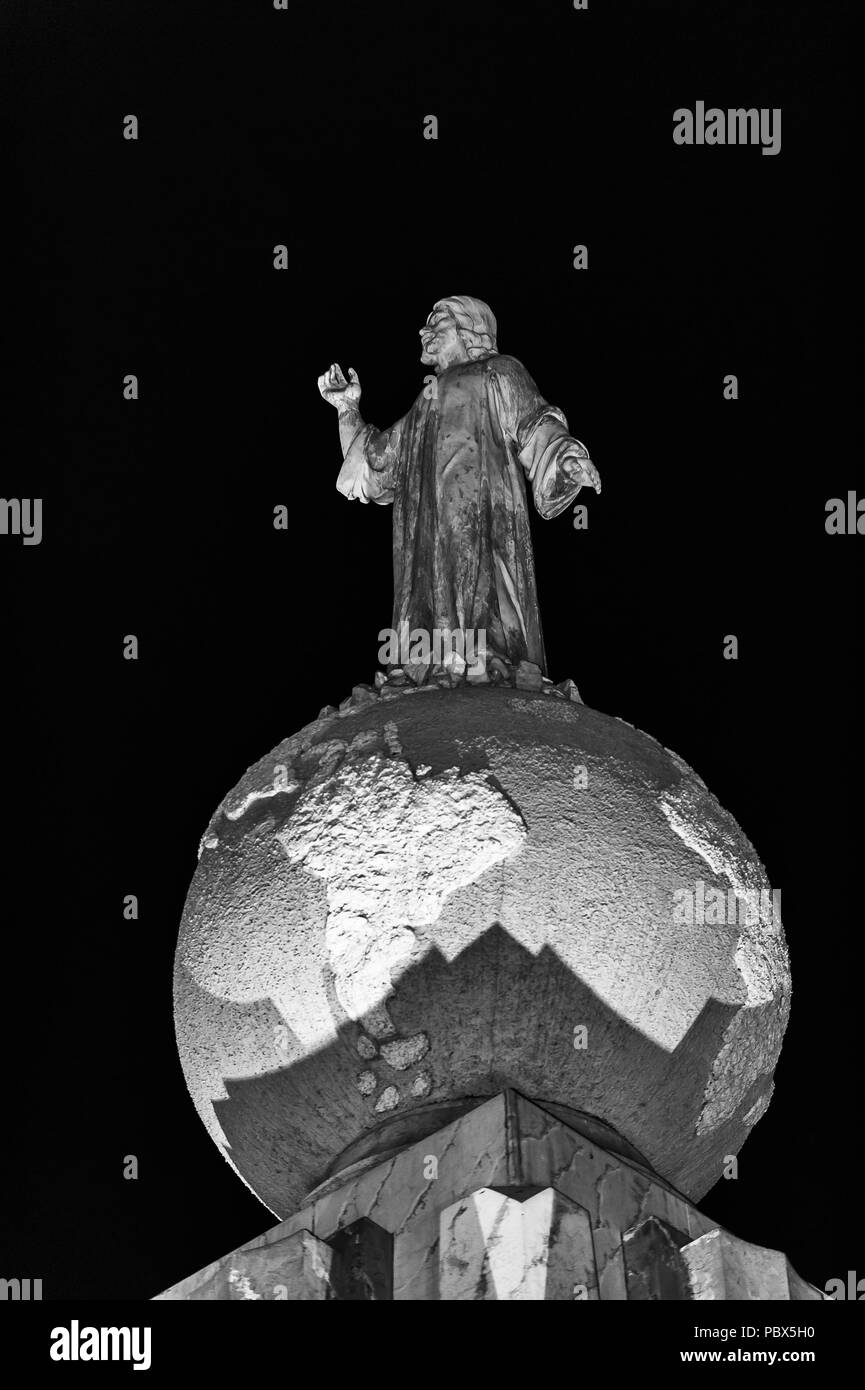 Jesus Christus stutue auf dem Globus (Monument zum göttlichen Erlöser der Welt), San Salvador, El Salvador Stockfoto