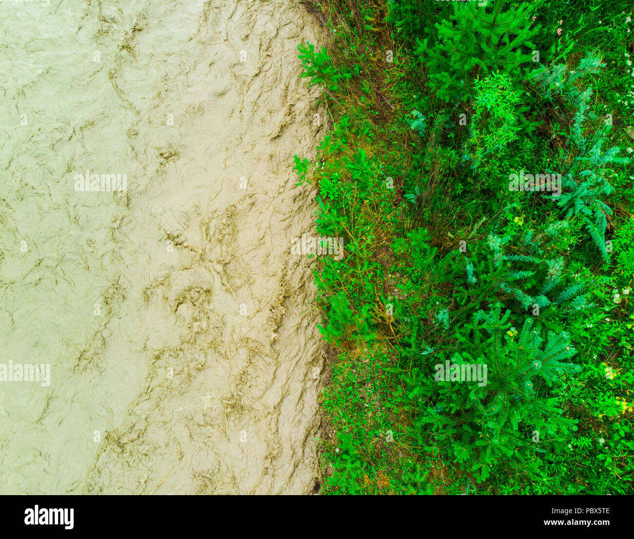 Die Hälfte Wasser und Boden nach Hochwasser Stockfoto