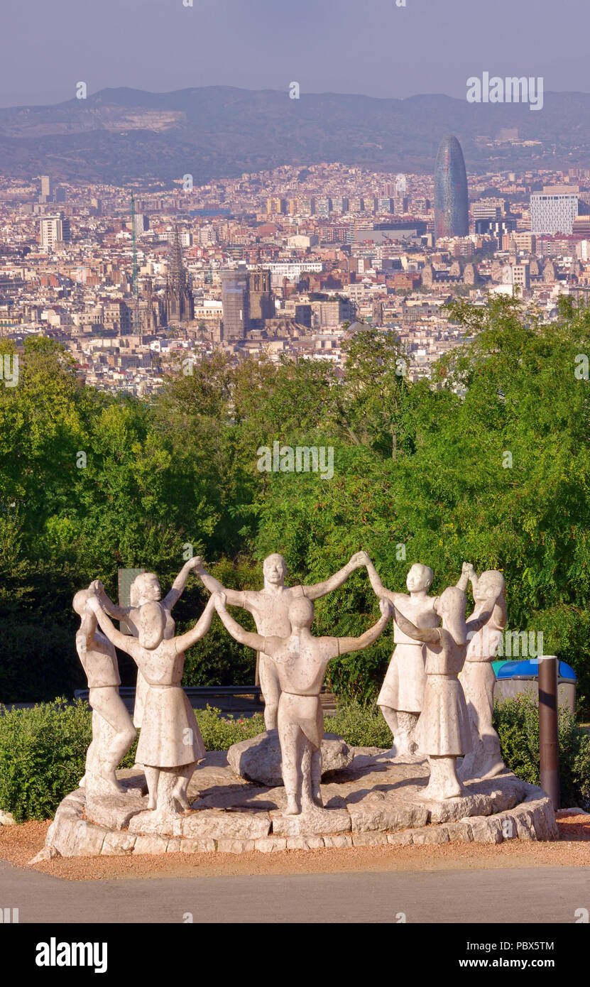 Statue von Menschen und Barcelona Stadtbild im Hintergrund, Spanien Stockfoto