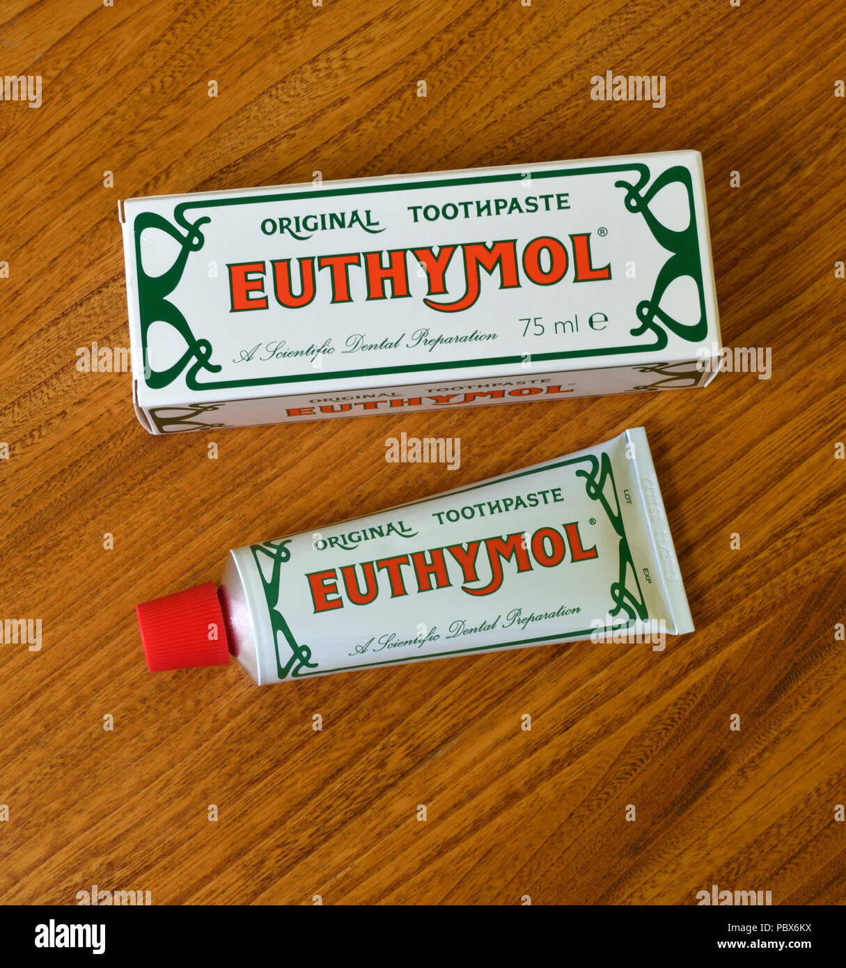 Original euthymol Zahncreme. Eine wissenschaftliche Zahnmedizinische Vorbereitung. 75 ml Tube und Karton container. Stockfoto