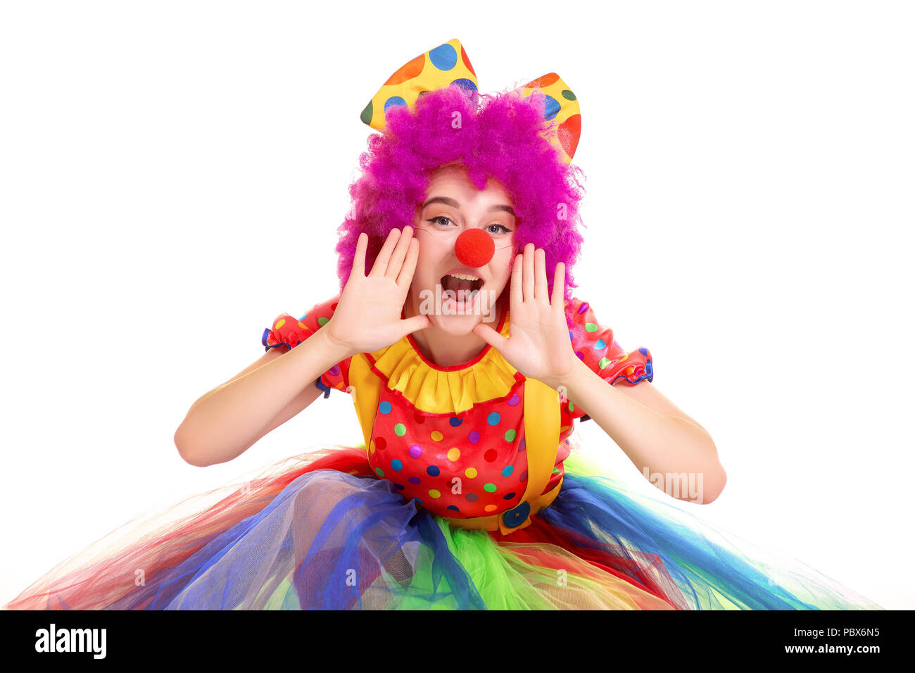 Glückliche junge clown Mädchen auf weißem Hintergrund. Stockfoto