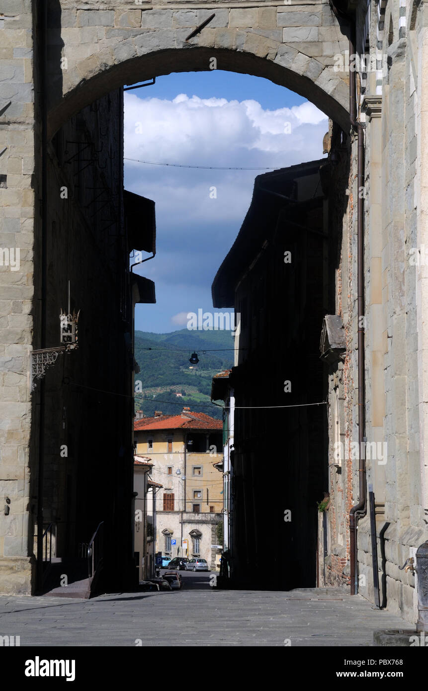 Ein Blick hinunter Ripa Del Sale, und die toskanische Landschaft, in Pistoia, Toskana, Italien Stockfoto