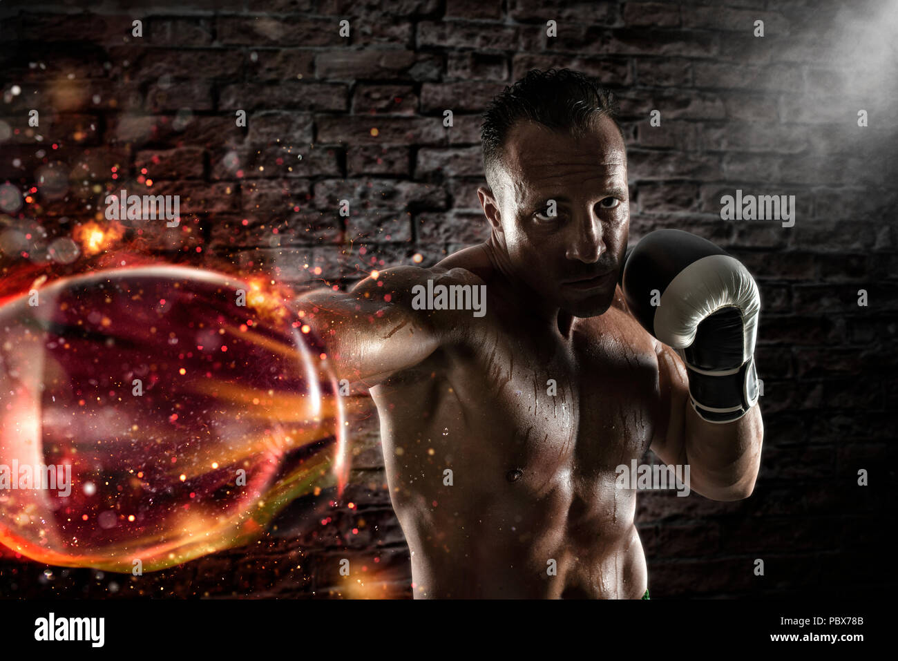 Zuversichtlich Boxer mit feurigen Boxhandschuhe Stockfoto