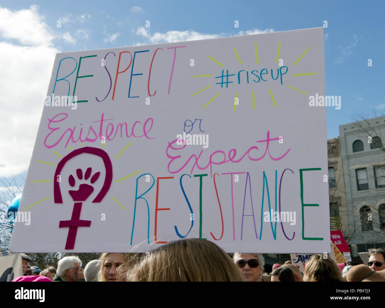 Asheville, NC, USA - 20. Januar 2018: Eine junge Frau, die in der Frauen 2018 März hält ein Schild mit der Aufschrift "Respekt meine Existenz oder Mein Widerstand" erwarten Stockfoto