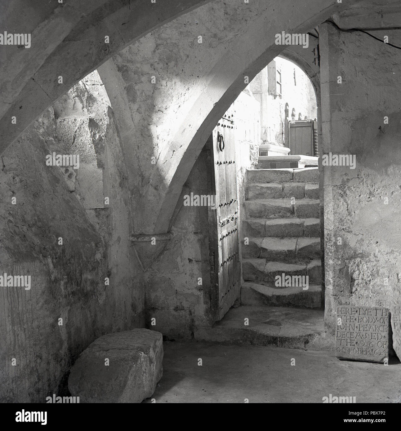1950 histroical, Eingang zum alten Grab, Steintafel mit der Aufschrift: "Hier die lyeth bodu von John Pearce verstorben Der 26. Oktober 624'. Stockfoto