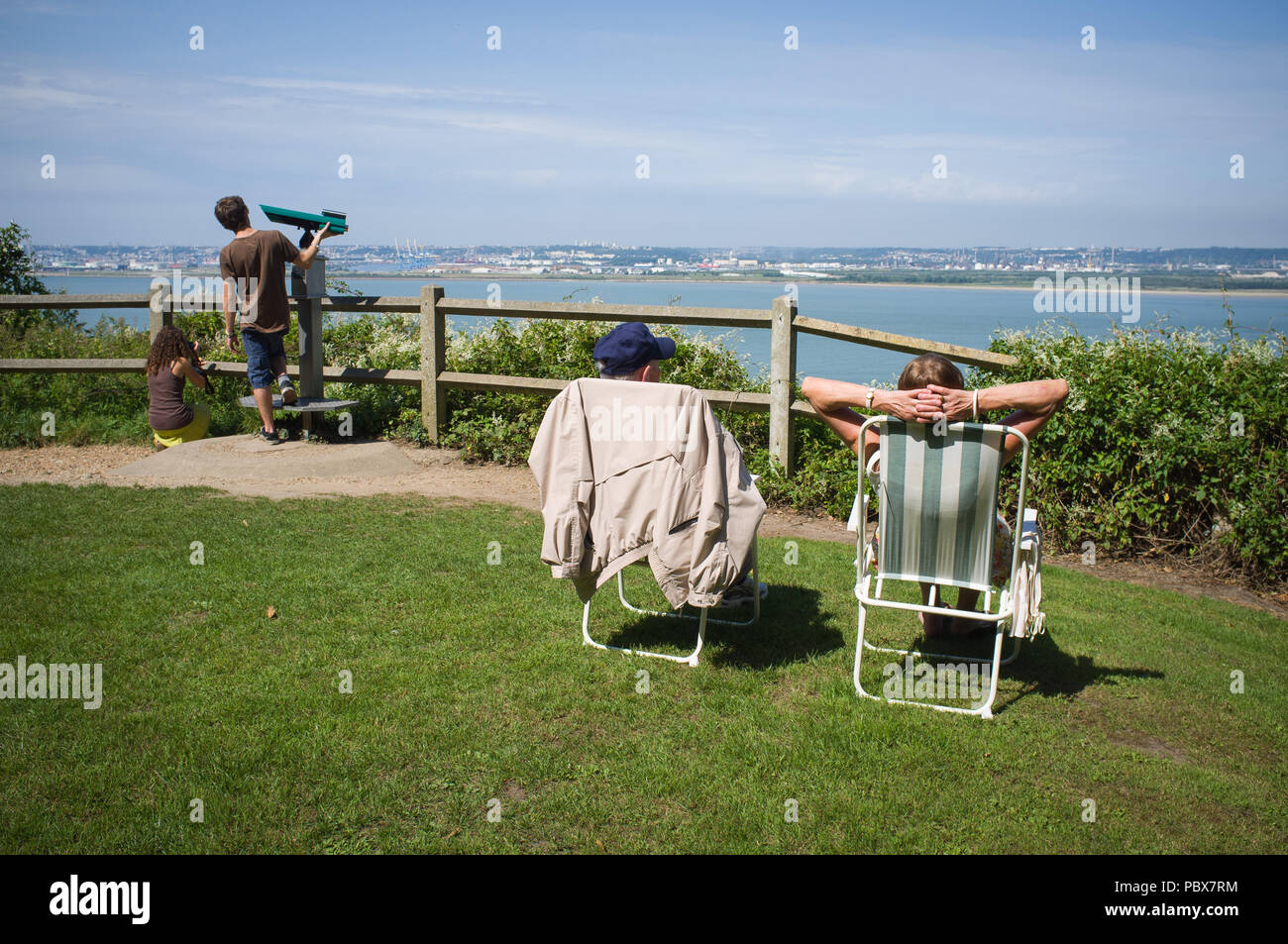 Familie mit Blick auf das Mündungsgebiet der Seine nach Le Havre von der Cote de Grace, Honfleur, Normandie, Frankreich Stockfoto