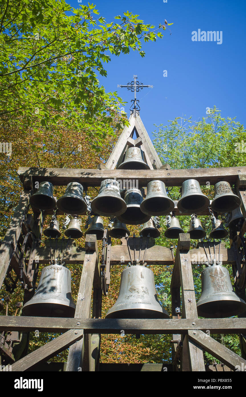 Die Kirchenglocken außerhalb der Chapelle de Notre Dame de Grace, Honfleur, Normandie Stockfoto