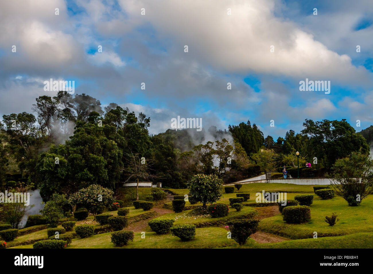 Malerischen park mit Verdunstung aus natürlichen aktiven geysiren an der Seite von Furnas Stadt auf Sao Miguel Insel der Azoren, Portugal. Stockfoto