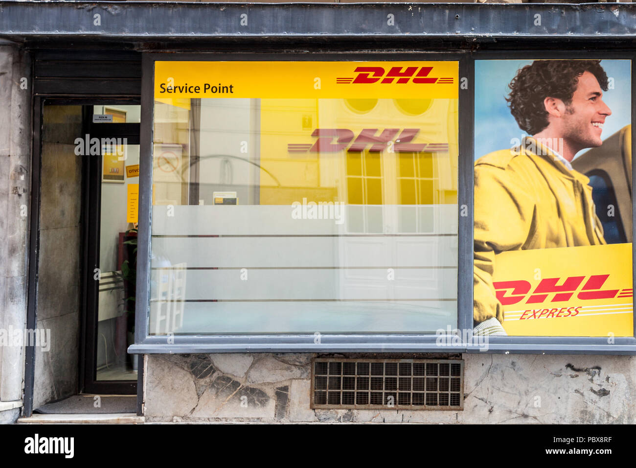 Belgrad, SERBIEN - Juli 11, 2018: das Logo von DHL auf einem Ihrer Belgrad Service Points. Zugehörigkeit zu Deutsche Post, DHL Express bietet internationa Stockfoto
