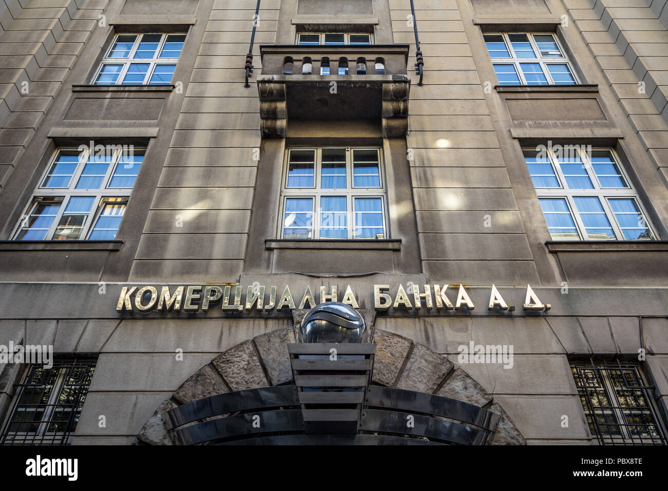 Belgrad, SERBIEN - Juli 21, 2018: Komercijalna Banka Logo auf ihren Hauptsitz in Belgrad. Derzeit privatisiert werden, Komercijalna Banka ist Serbisch Stockfoto