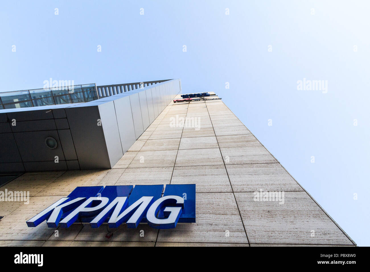 Belgrad, SERBIEN - Juli 21, 2018: KPMG Logo auf Ihrer Hauptniederlassung für Serbien in Belgrad, in einem Geschäftsviertel. KPMG ist eines der wichtigsten Prüfungsgesellschaften i Stockfoto