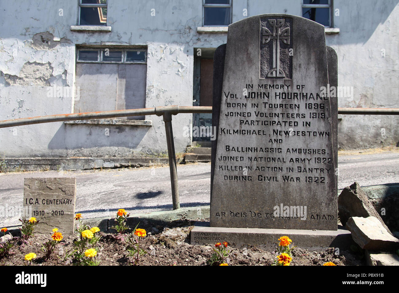 Denkmal am Drimoleague für John hourihane, die in der Tätigkeit bei Bantry getötet wurde und beteiligte sich an der Hinterhalt während des Bürgerkriegs Stockfoto