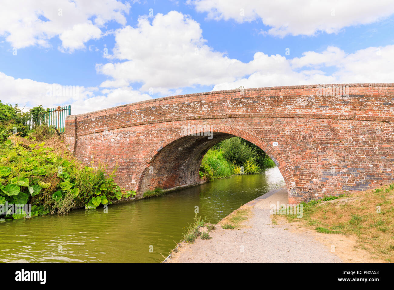 Brick Road Brücke den Fluss Dun, Kennet und Avon Kanal überqueren und Leinpfad, Great Bedwyn, einem ländlichen Dorf in Wiltshire, Südengland im Sommer Stockfoto