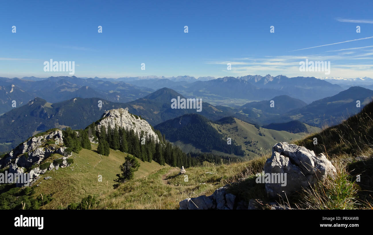 Schöne Bergpanorama in Süddeutschland an der Wildalpjoch mit Blick auf die Alpen von Österreich im Herbst Stockfoto