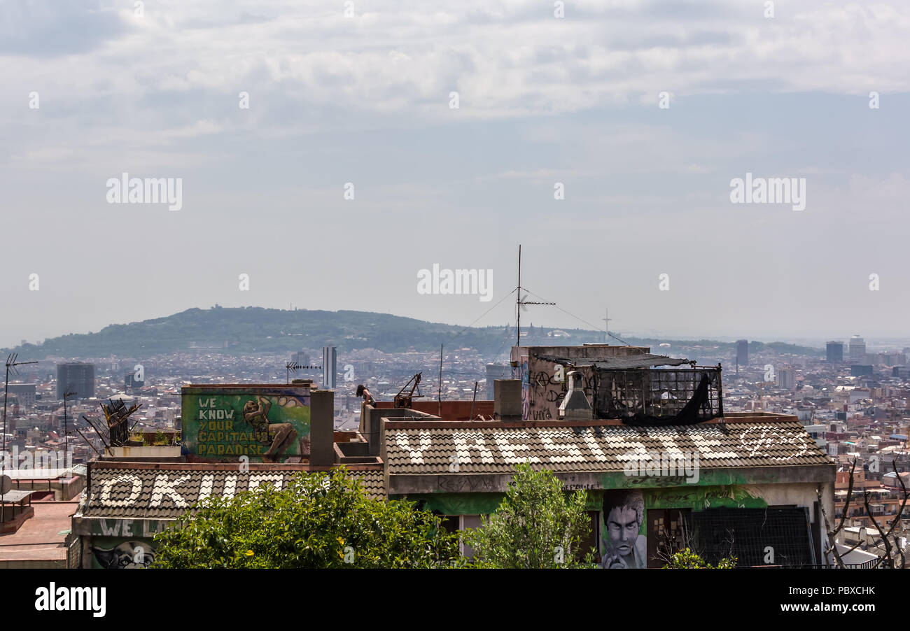 Blick auf das sozialzentrum Dach vom Park Güell. Dach Schild "Okupa y Resiste' bedeutet 'quat & Widerstand'. Stockfoto