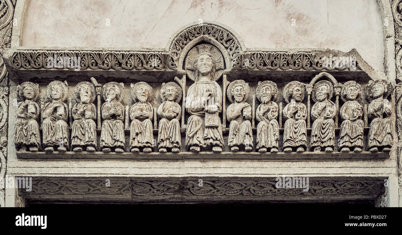 Jesus Christus und die zwölf Apostel. Dekoration an der Fassade der Kirche Santa Caterina, Galatina, Apulien, Italien Stockfoto