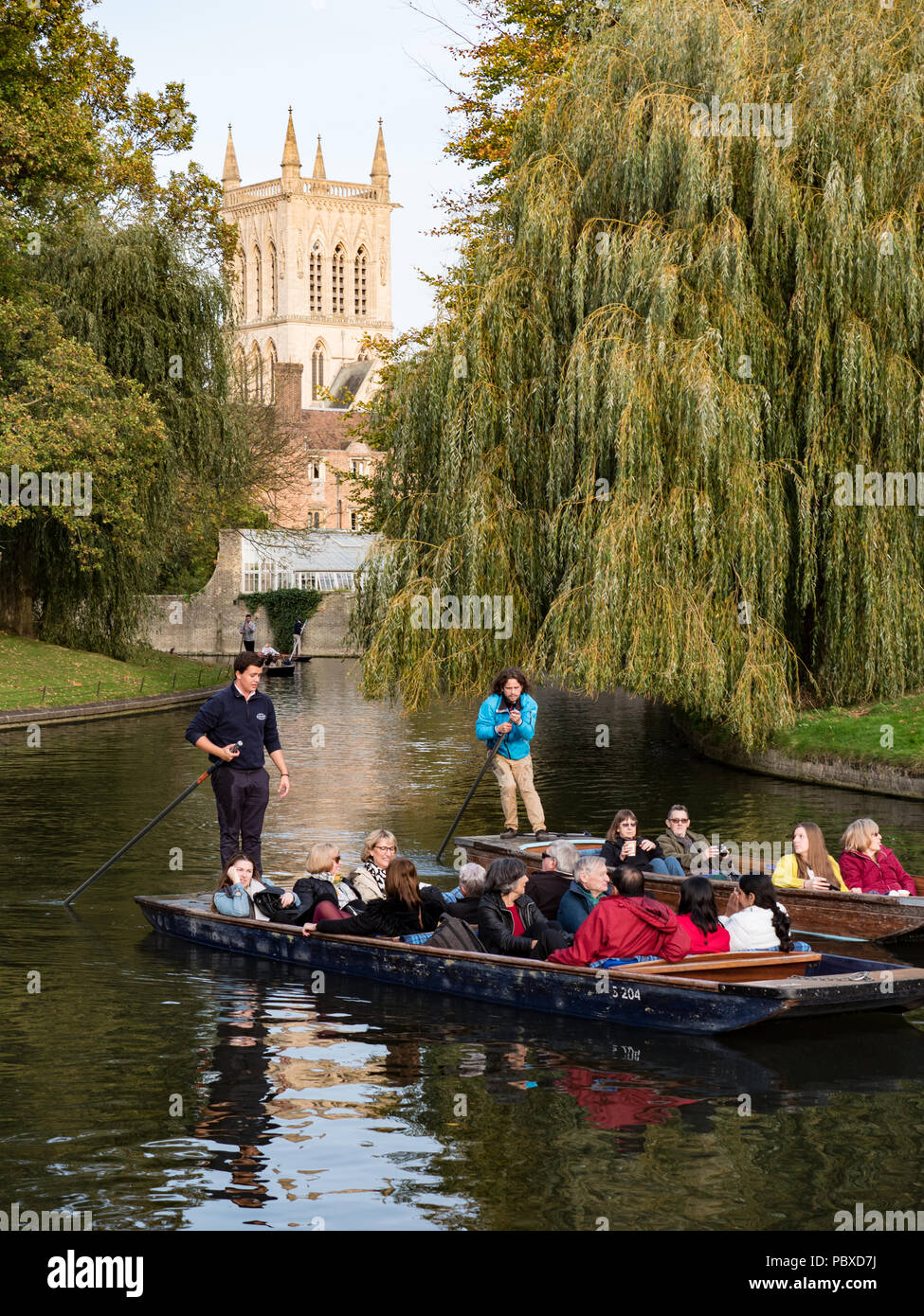 Besucher in Cambridge Punts auf dem Fluss Cam in Cambridge, England, UK. Stockfoto