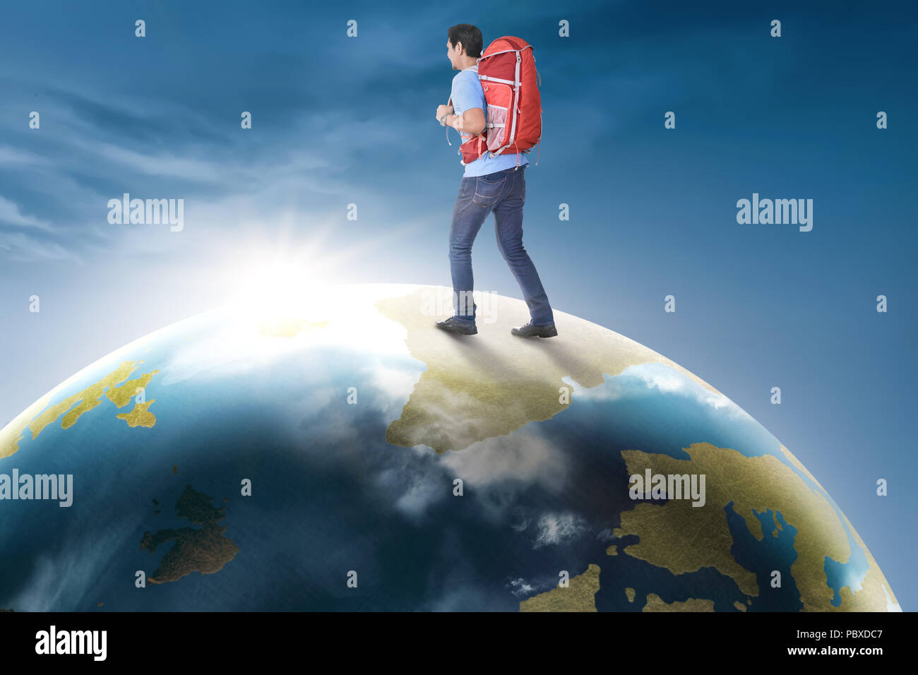 Asiatische Reisende mit Rucksack, um die Welt zu reisen mit blauem Himmel Hintergrund Stockfoto