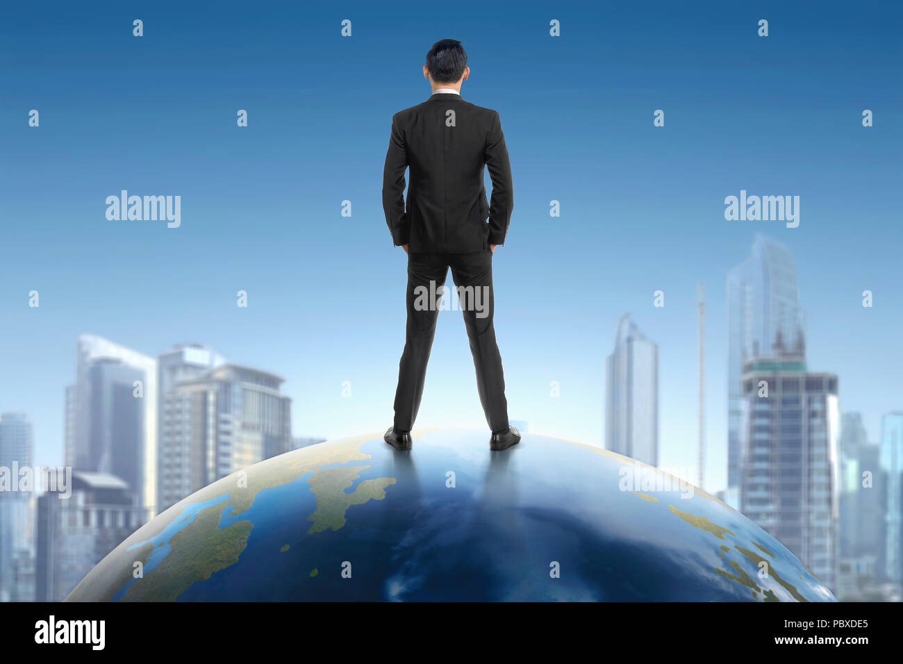 Ansicht der Rückseite des asiatischen Geschäftsmann stand auf der Erde und im Stadtbild mit blauer Himmel Stockfoto