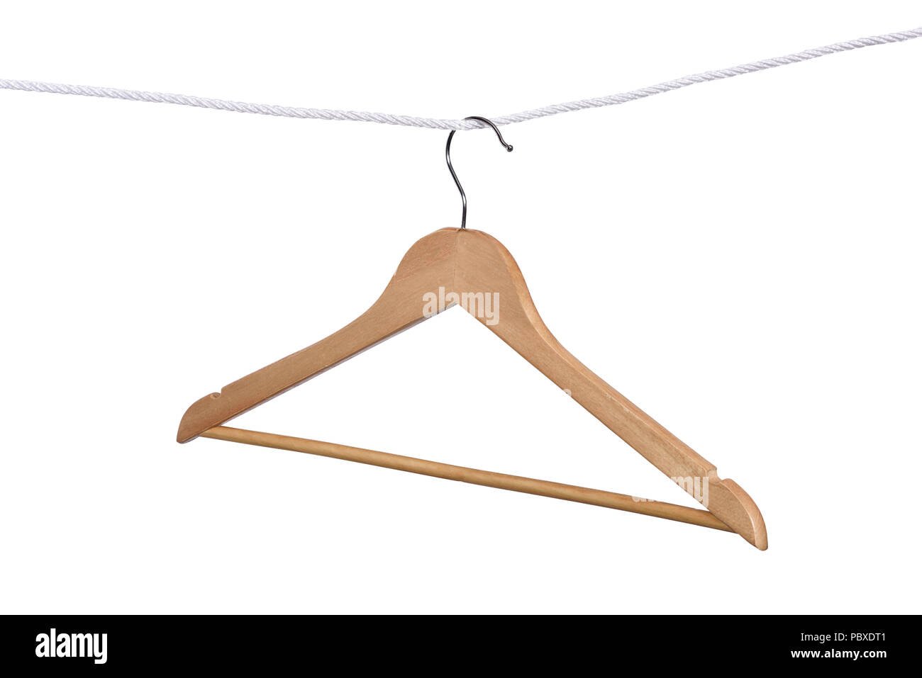 Kleiderbügel hängend am Seil isoliert auf weißem Hintergrund Stockfoto
