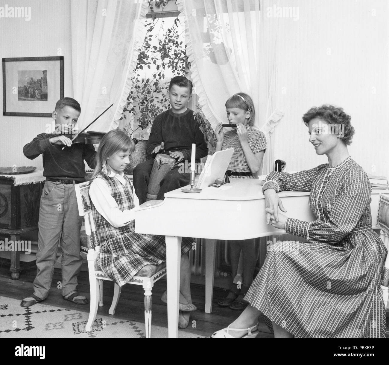 Ingmar Bergman. 1918-2007. Schwedische Filmregisseur. Bilder zu Hause 1958 seine zweite Frau Ellen Bergman mit wem er verheiratet war mit zwischen 1947-1952. Sie hatten vier Kinder, Matten, Eva, Jan und Anna. Stockfoto