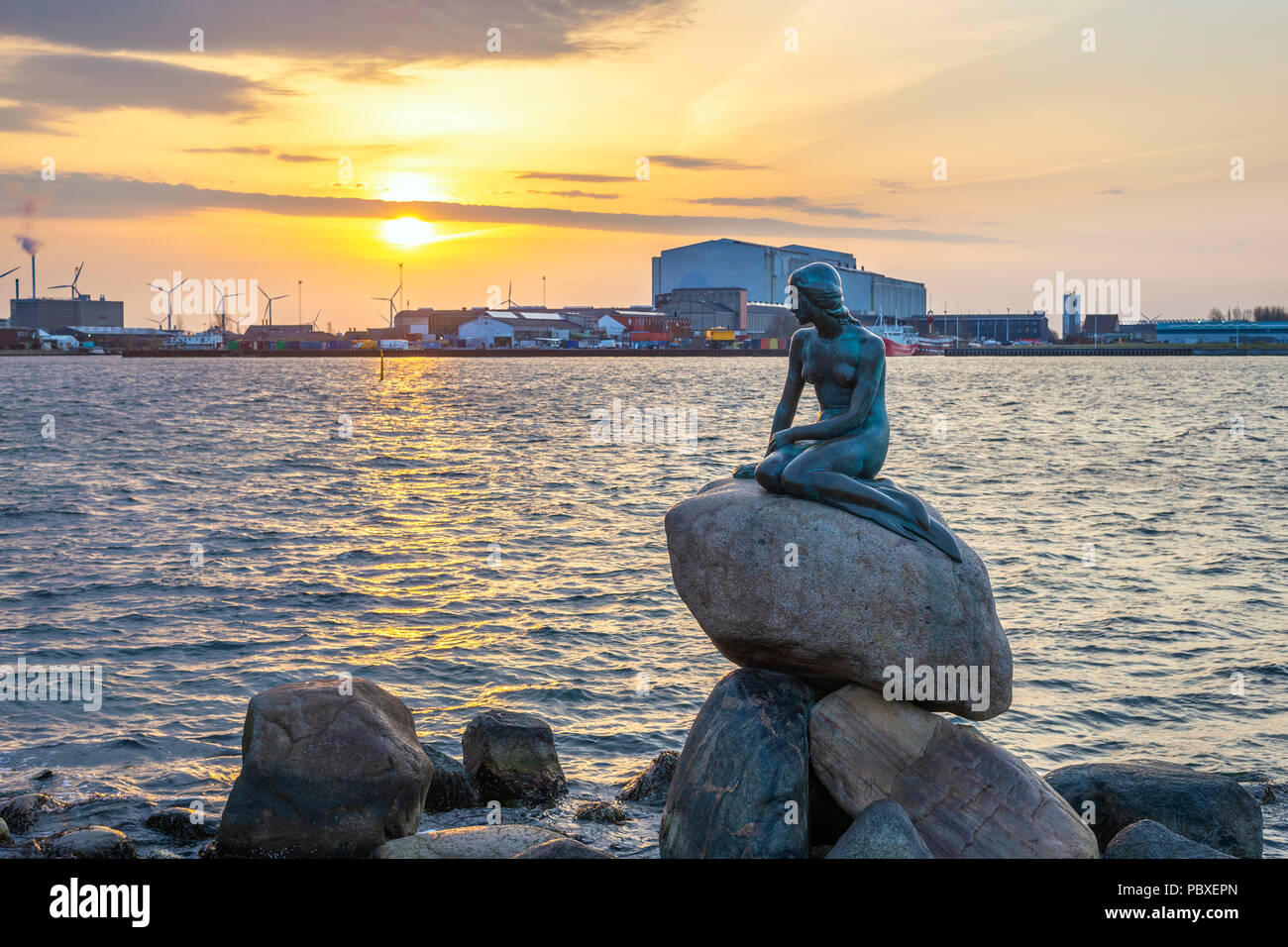Kopenhagen, Dänemark - 12 April 2018: Kopenhagen sunrise city Skyline bei Statue der Kleinen Meerjungfrau, Kopenhagen, Dänemark Stockfoto