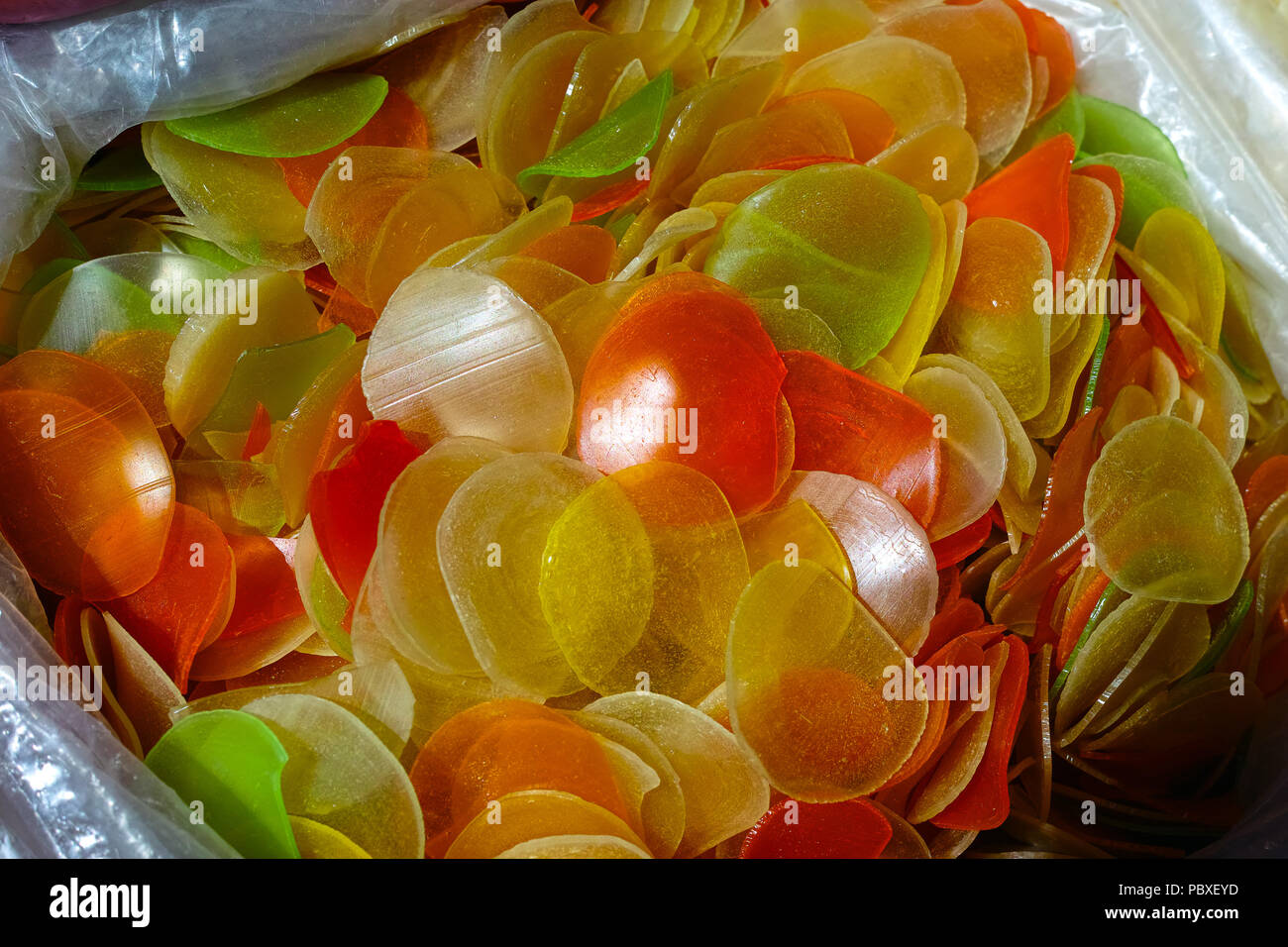 Bunte indische Snacks für Verkauf, Kalimpong, Indien. Stockfoto