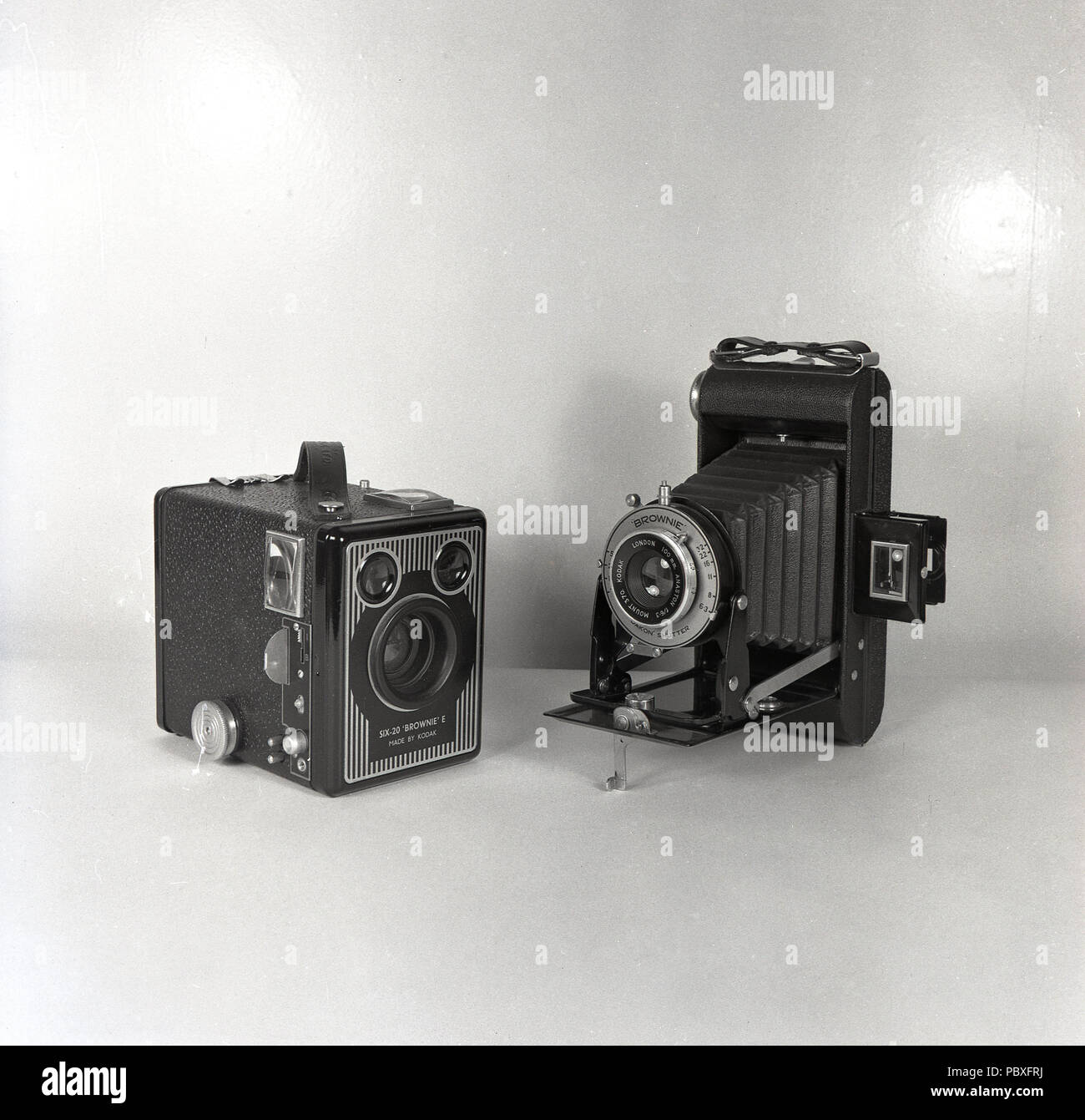1950, historische, Bild zeigt zwei der beliebtesten Amateur film Kameras der Ära, Box Kamera Kodak "Brownie" und eine klappbare Mittelformatkamera. Stockfoto