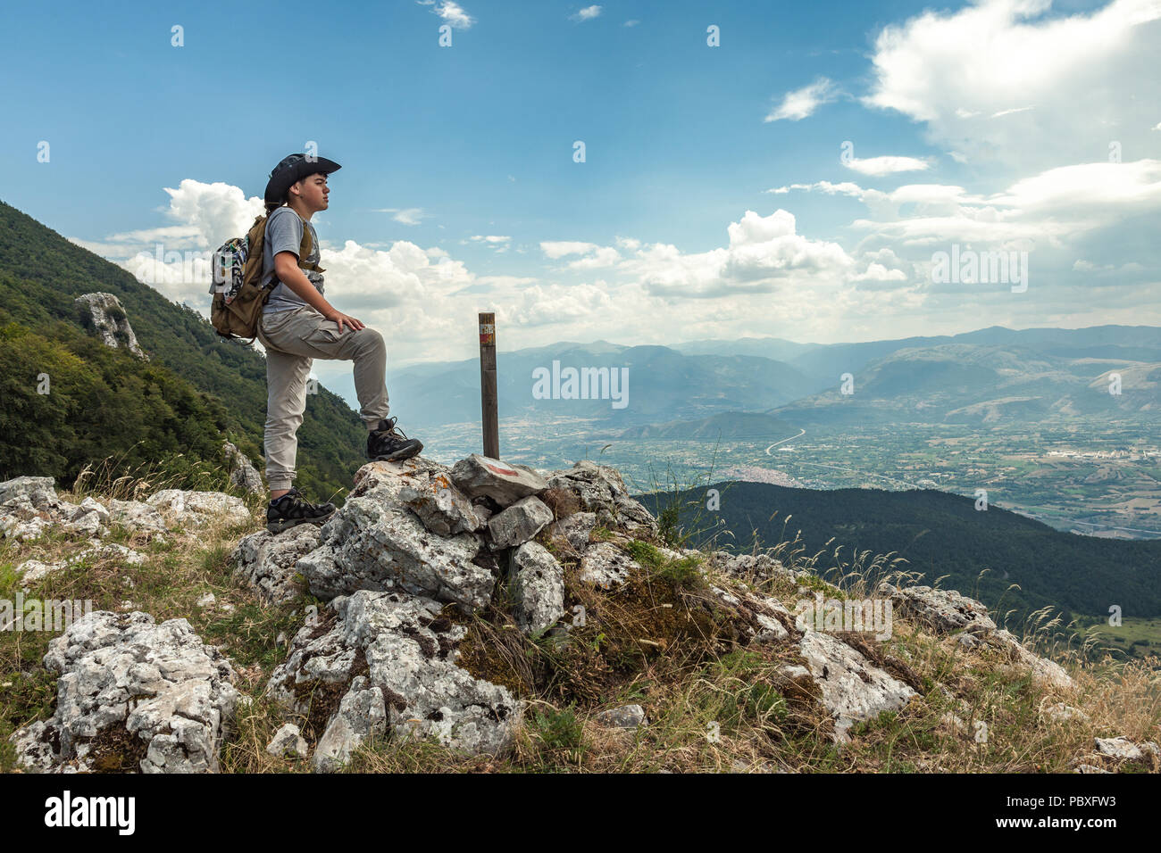 Junge trekker im Berg, Abruzzen Stockfoto