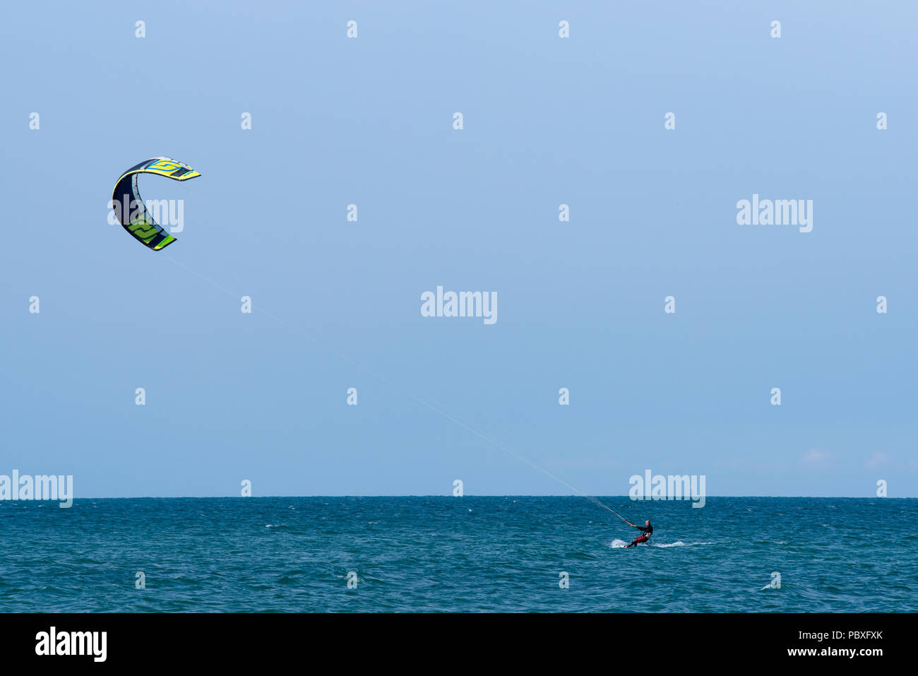 Shkorpilovtsi, Bulgarien - 29. Juni 2018: Kiteboarding Sport. Freizeitaktivitäten, Hobbies, Wassersport und Spaß im Sommer. Kitesurfen. Stockfoto