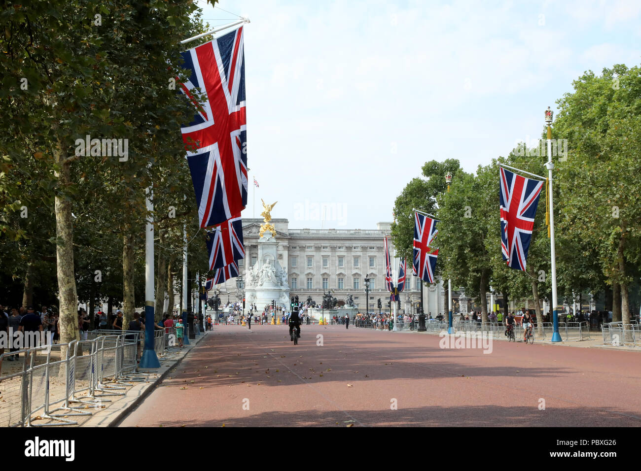 London/Großbritannien - 26. Juli 2018: Blick auf den Buckingham Palace, der Heimat der britische Monarch, aus entlang der Mall Stockfoto