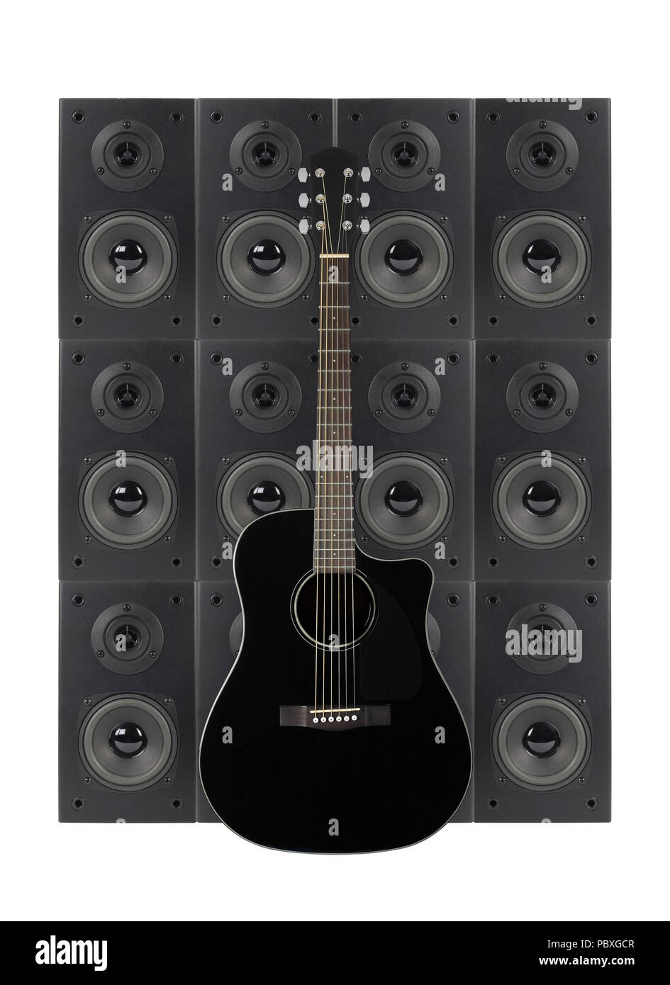 Musik und Sound - Schwarz Elektrisch Akustische cutaway Gitarre auf einem Lautsprecher Gehäuse Hintergrund. Isoliert Stockfoto