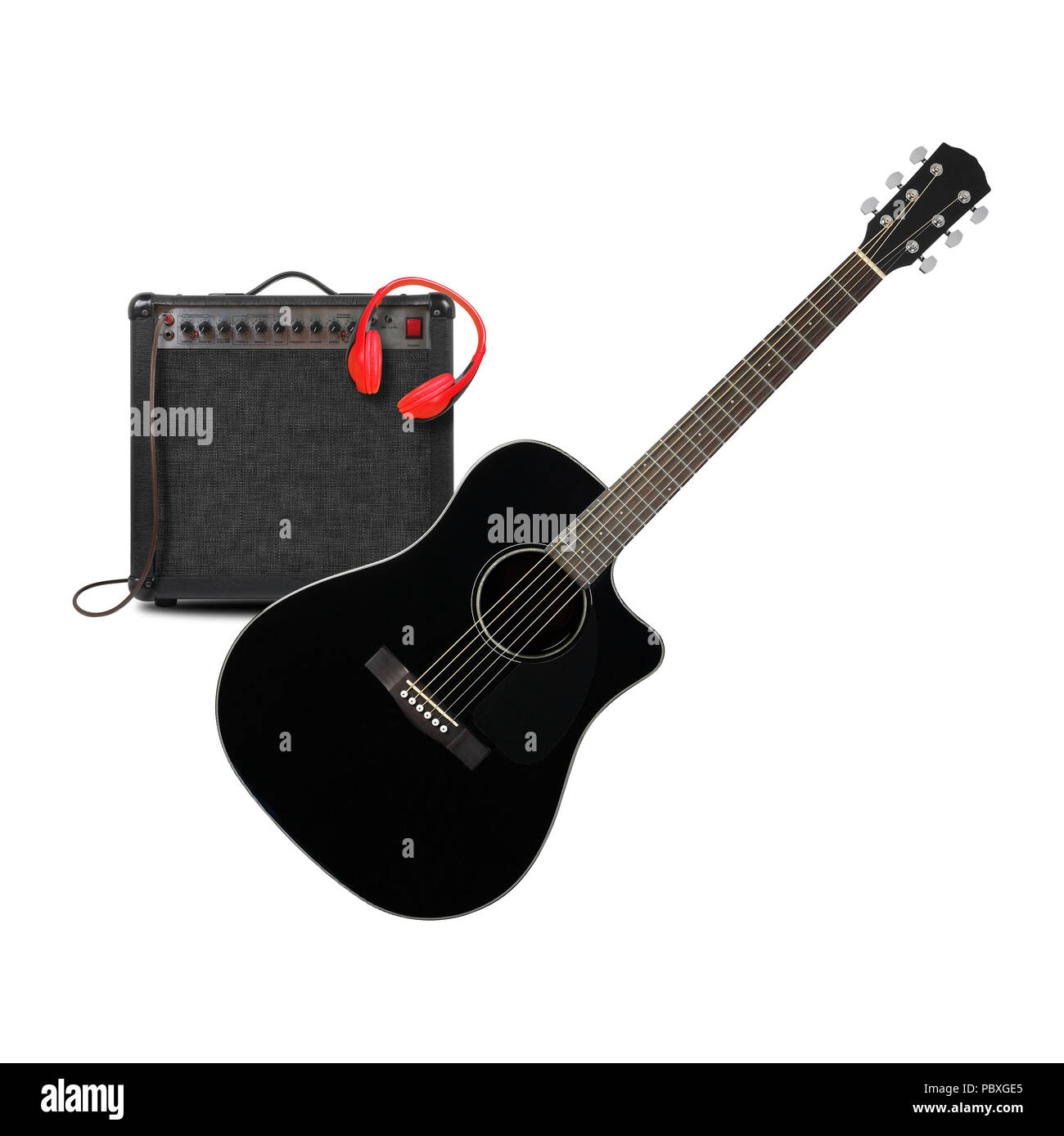 Musik und Sound - Musikinstrument schwarz elektro-akustischen Cutaway Gitarre, Verstärker Kopfhörer und Kabel vorn Ansicht auf einem weißen Hintergrund. Stockfoto