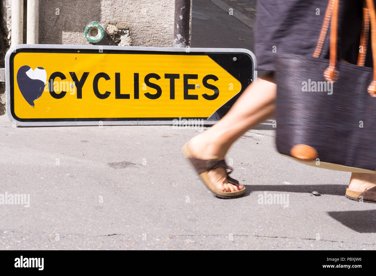 "Cyclistes" - Radfahren Zeichen in französischer Sprache links in die Straße. Stockfoto