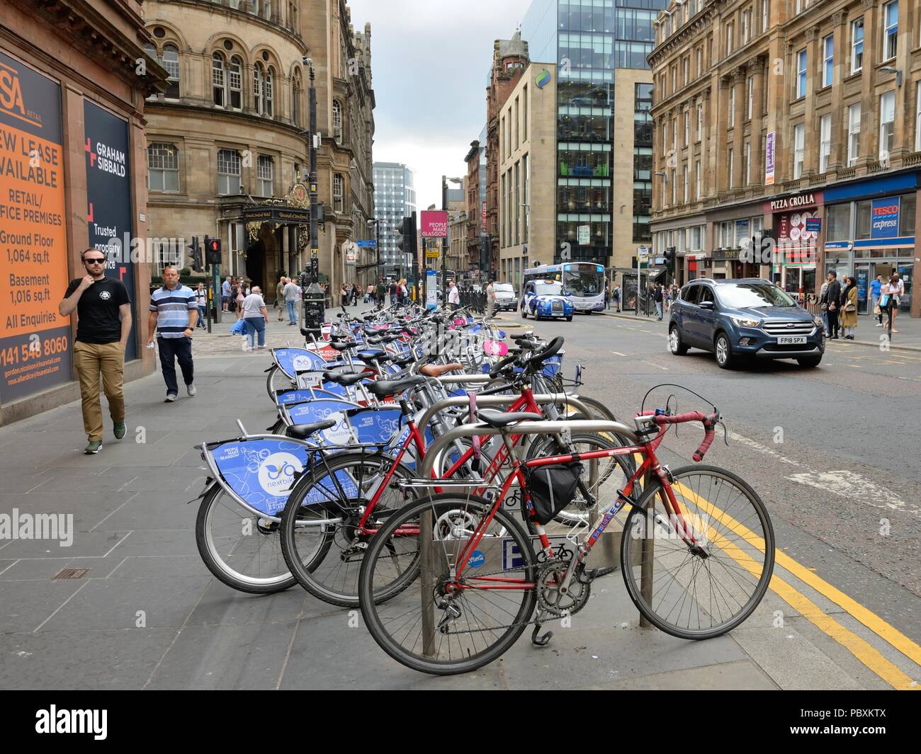 Mieten Sie Fahrräder auf der Hope Street, der am meisten verschmutzten Stadtstraße für Luftqualität in Glasgow, Schottland, Großbritannien Stockfoto