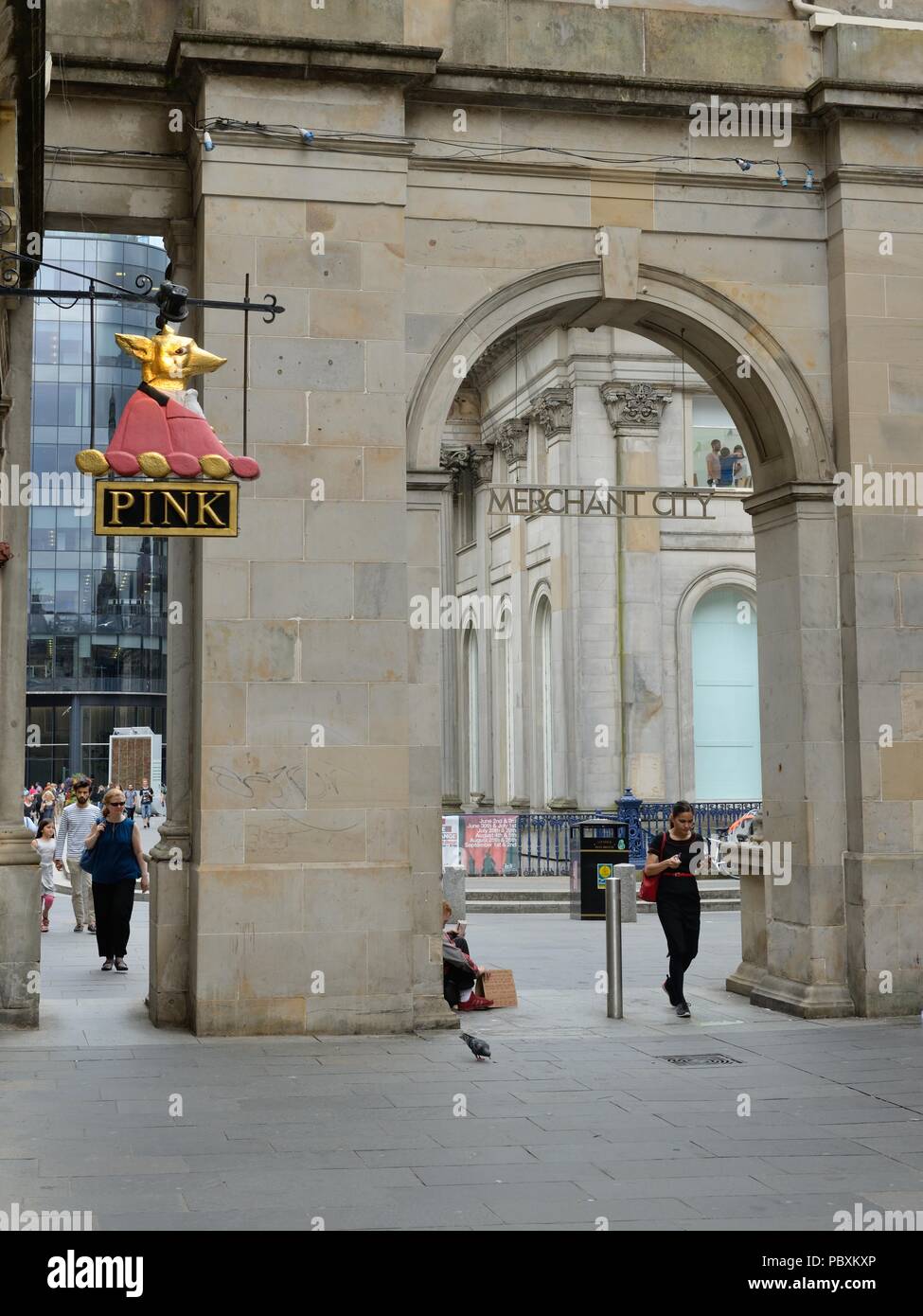 Thomas Pink Shop anmelden und Torbogen Architektur führt zu Royal Exchange Square im Zentrum von Glasgow, Schottland, Großbritannien Stockfoto