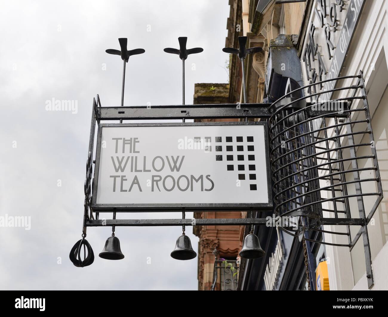 Eine dekorative Schild über dem Eingang für die Willow Tea Rooms in der Buchanan Street, Glasgow, Schottland, Großbritannien Stockfoto