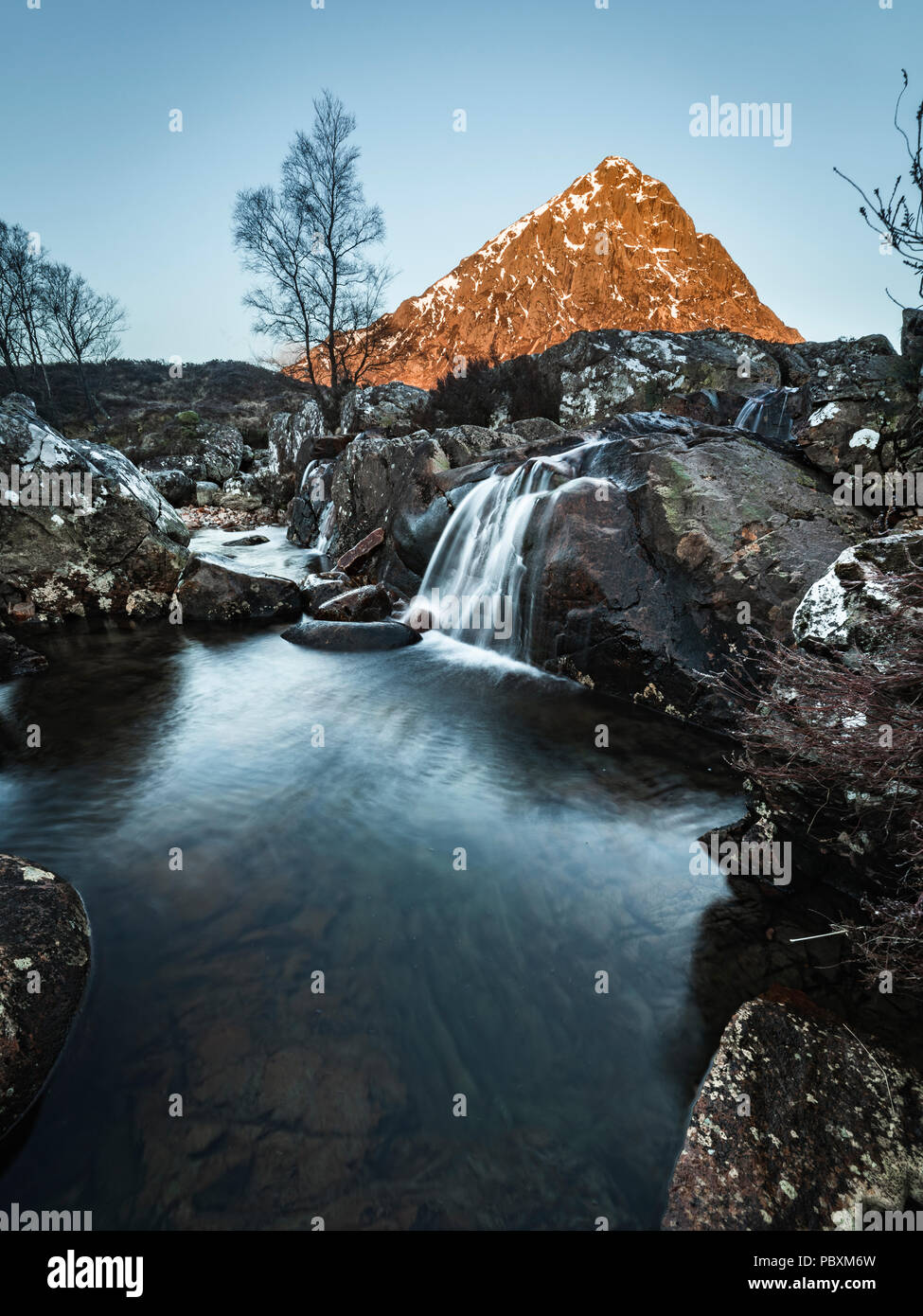 Berg Buachaille Etive Mor und Wasserfall, Schottland, Großbritannien, Europa Stockfoto
