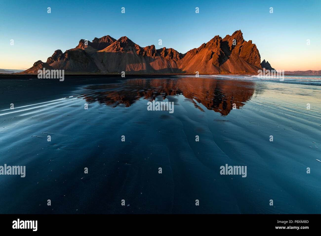 Sonnenuntergang am Berg Vestrahorn, Stokksnes, Island, Europa Stockfoto