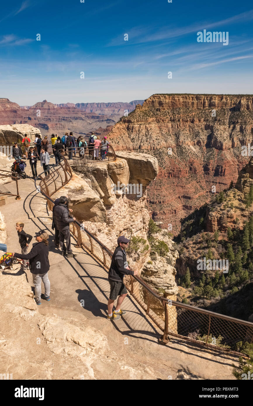 Touristen am Grand Canyon, Arizona, AZ, USA Stockfoto