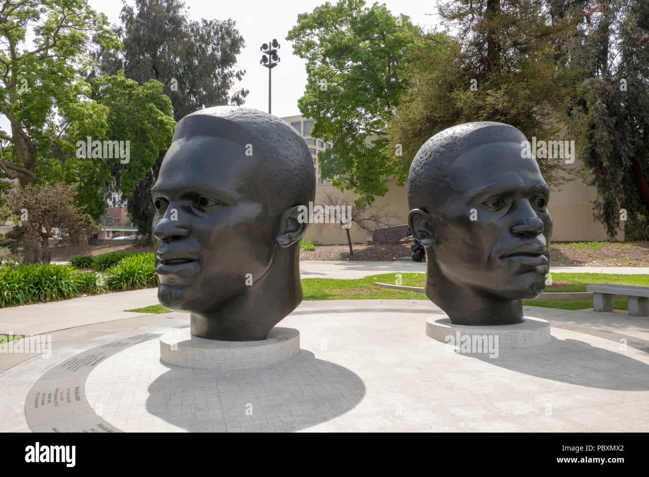 Statuen von Schwarzen olympischen Athleten, Mack Robinson und sein jüngerer Bruder Jackie Robinson außerhalb der Stadt Halle, Pasadena, Kalifornien, CA, USA Stockfoto