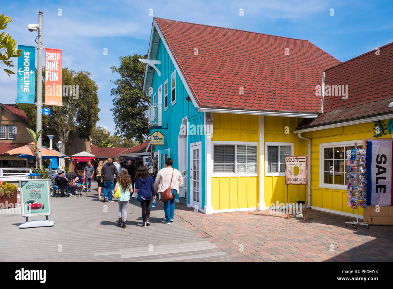 Kunden, Geschäfte und Läden im Shoreline Village am Hafen von Long Beach, California, CA, USA Stockfoto