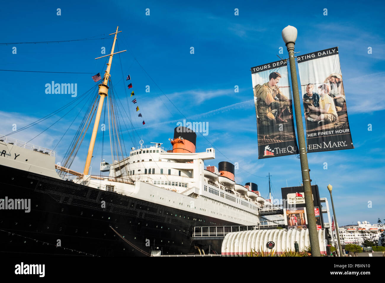 Die Queen Mary Ocean Liner, heute ein Museum und Anziehungspunkt im kalifornischen Long Beach, CA, USA Stockfoto